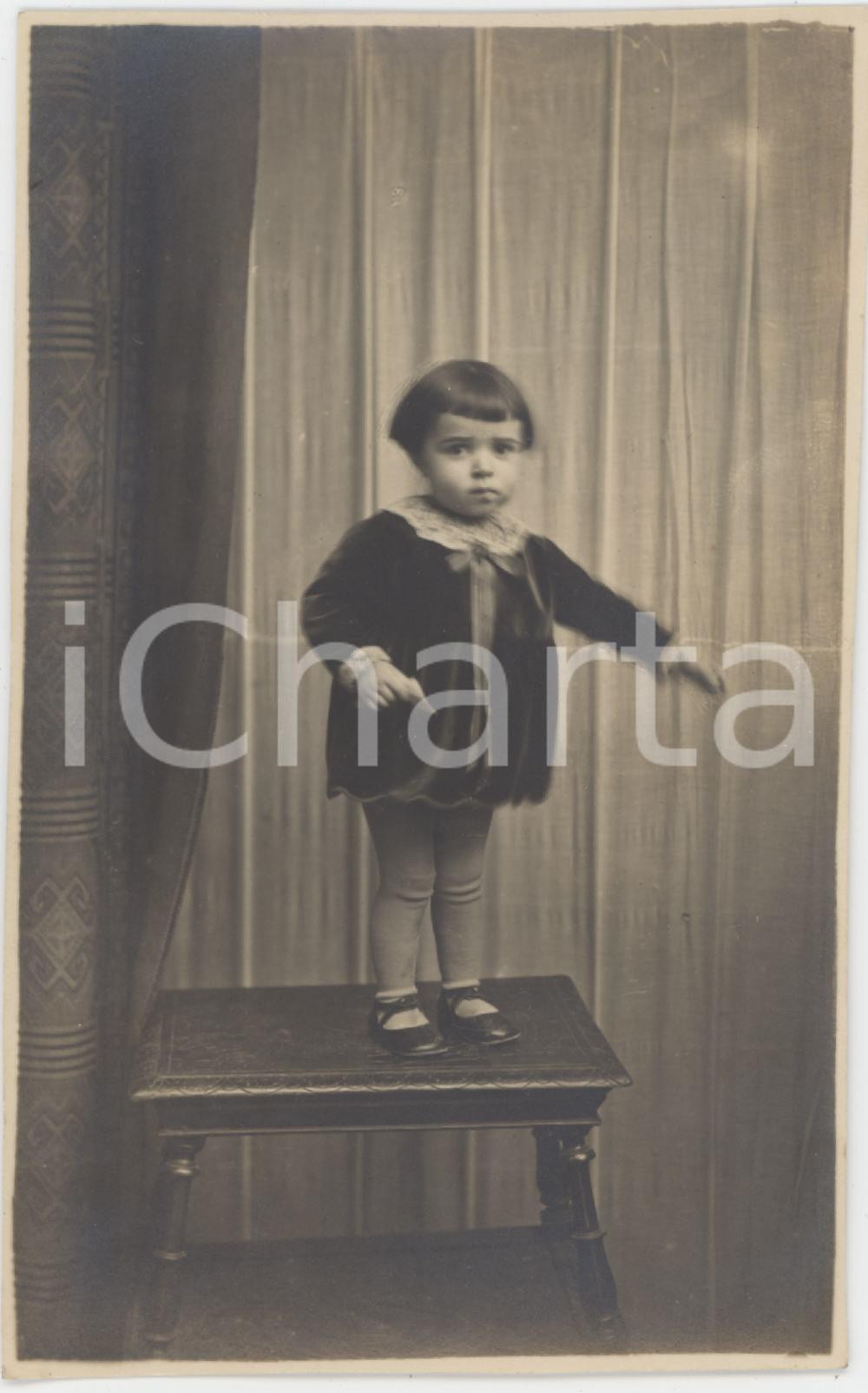 1920 ca TORINO Bambino in piedi su uno sgabello - Foto A. COLOMBO 8x13 cm