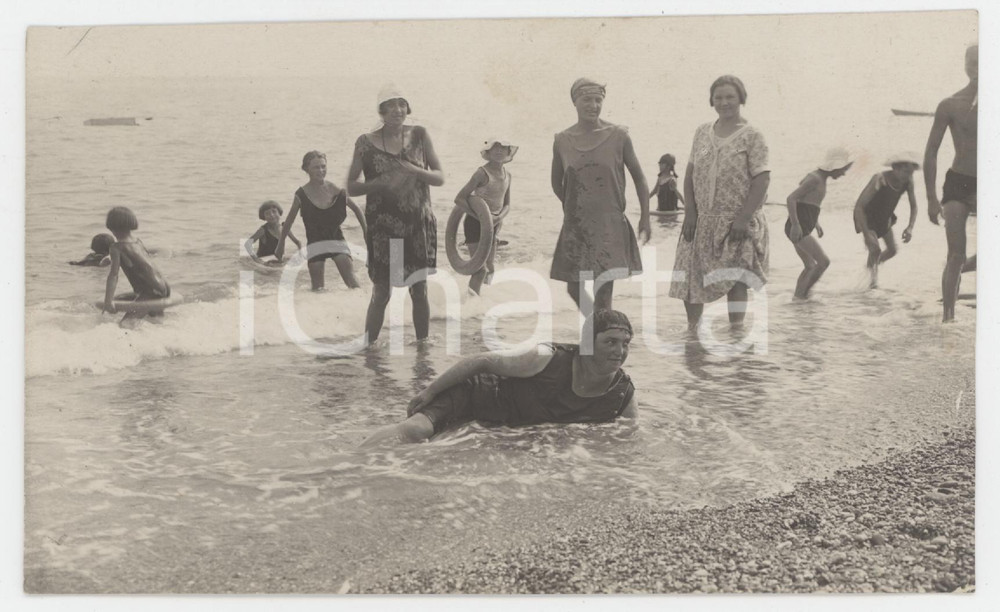 1920 ca COSTUME ITALIA Donne e bambine in riva al mare *Foto cartolina