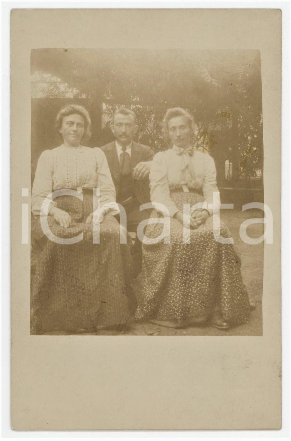 1920 ca ITALIA - COSTUME Uomo con due sorelle - Ritratto - Foto ANONIMA 9x14 cm