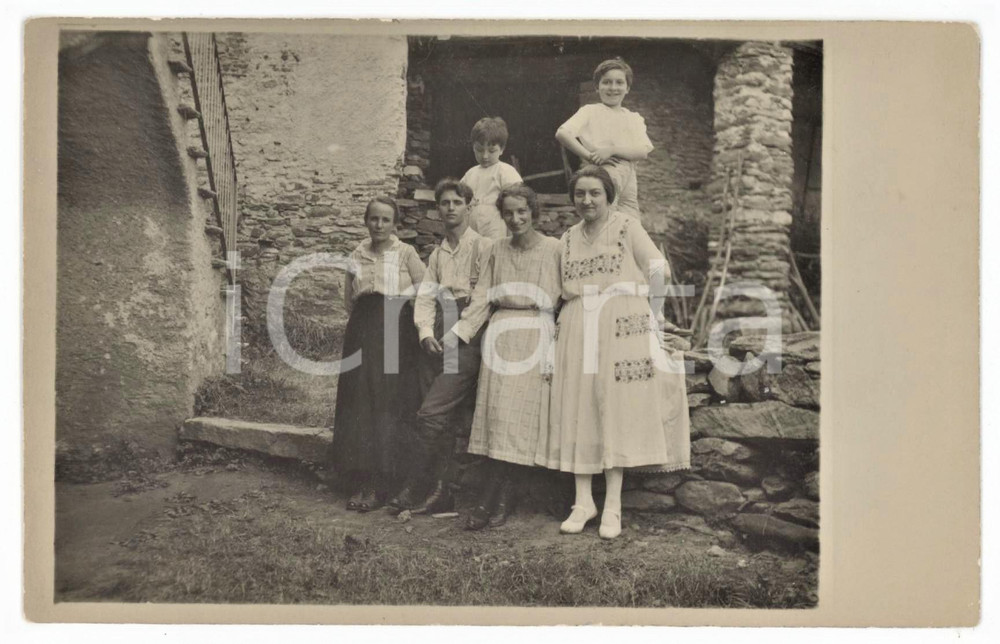1920 ca ITALIA - COSTUME Foto di famiglia in cascina - Foto ANONIMA 14x9 cm