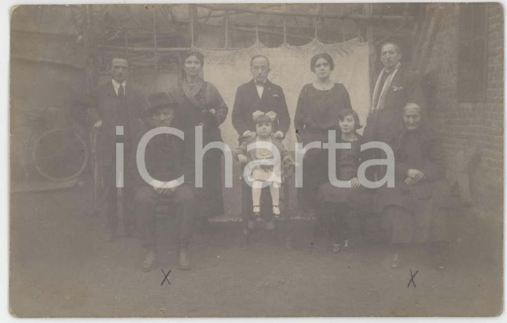1920 ca COSTUME ITALIA Famiglia in un cortile con rete - Foto anonima 14x9 cm