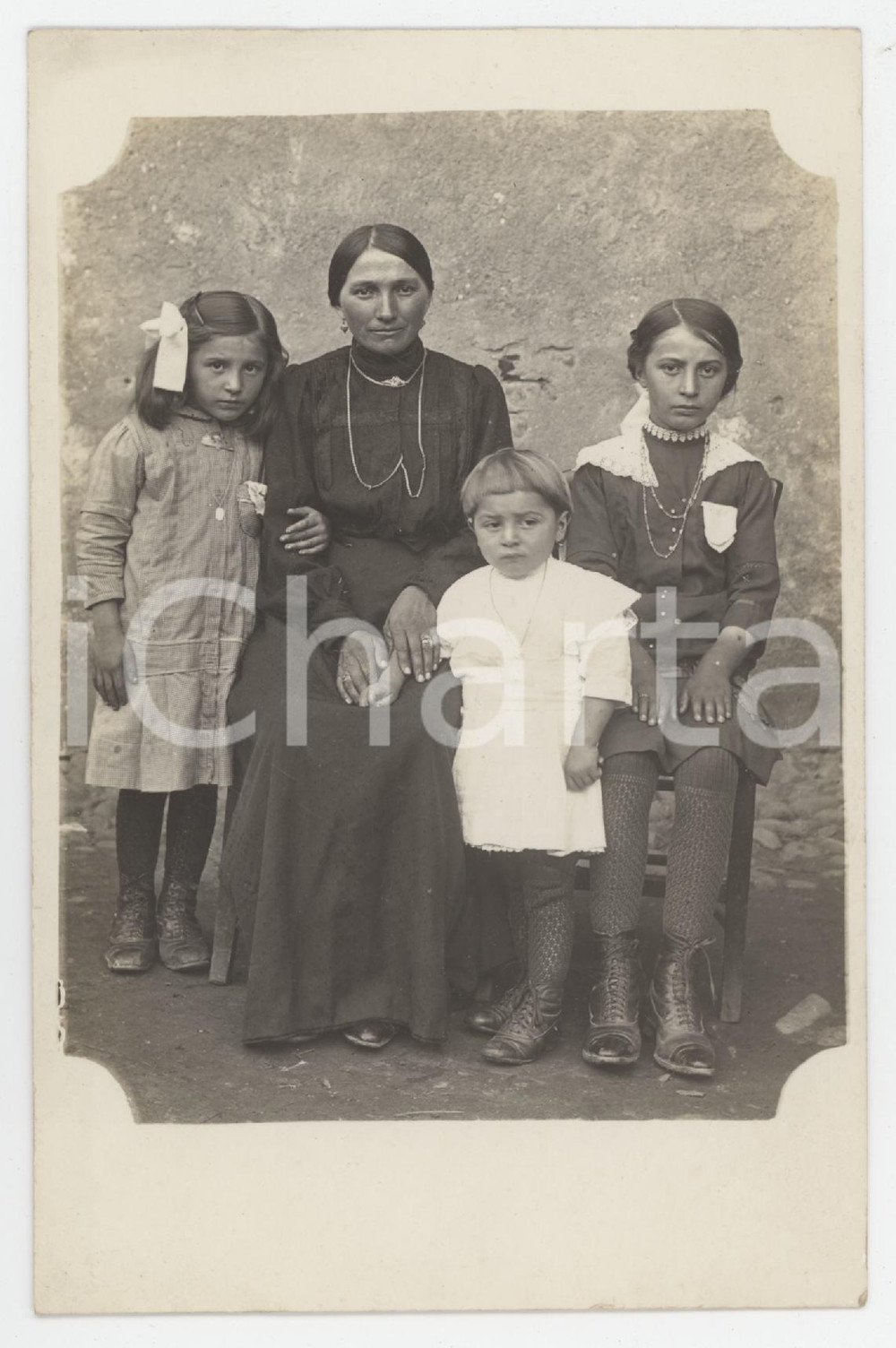 1920 ca COSTUME ITALIA Madre con i tre figli - Foto anonima 9x14 cm