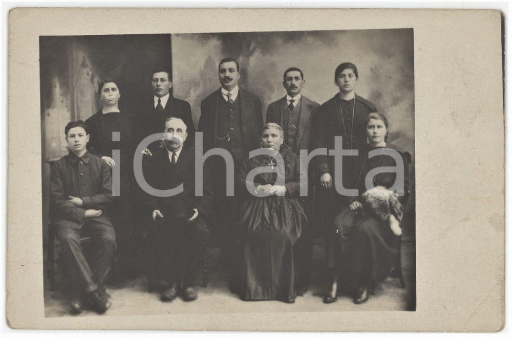 1920 ca COSTUME ITALIA - Ritratto di famiglia - Fotografia anonima 14x9 cm  Fotografia originale d'epoca, in formato cartolina postale. FAIR/discreto piegature angolari Formato: 14x9 cm originale e autentica 1