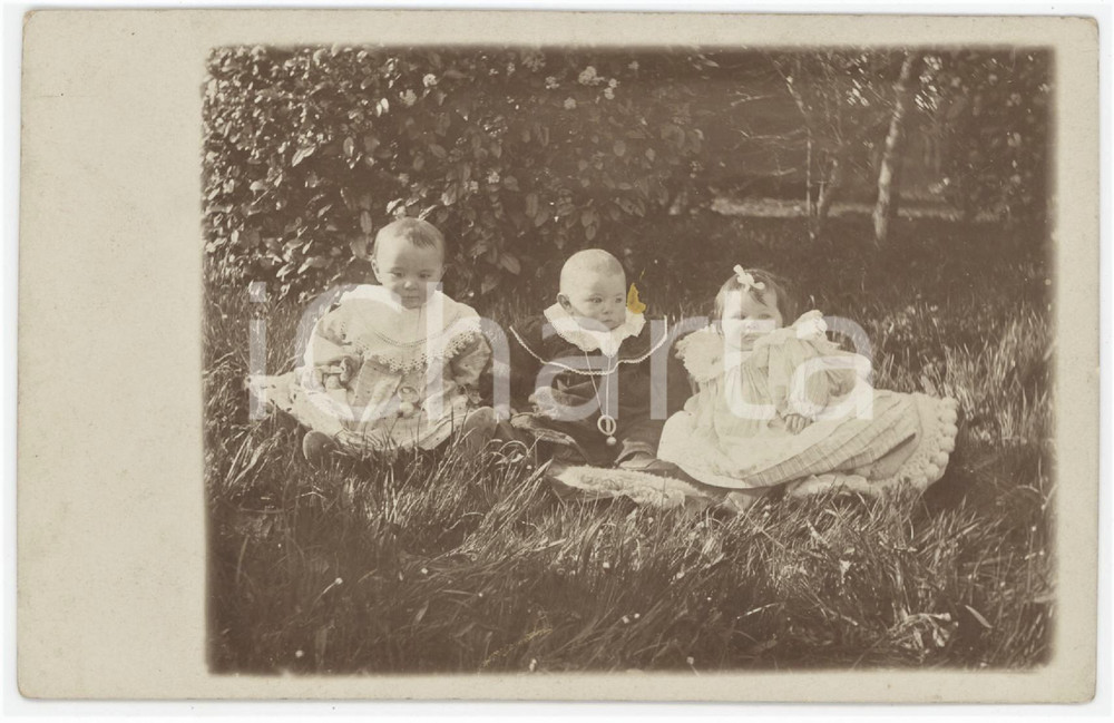 1920 ca FRANCIA - COSTUME Bambini in mezzo a un prato - Foto ANONIMA 9x14 cm Fotografia d'epoca in formato cartolina postale, non viaggiata. FAIR/discreto Lievi smussature agli angoli e macchia la recto Formato: 9X14 cm originale e autentica 1