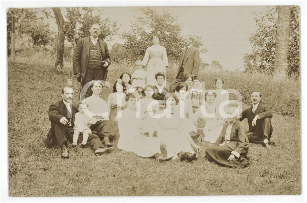 1920 ca COSTUME ITALIA - Ritratto di famiglia in campagna - Foto anonima 14x9 cm