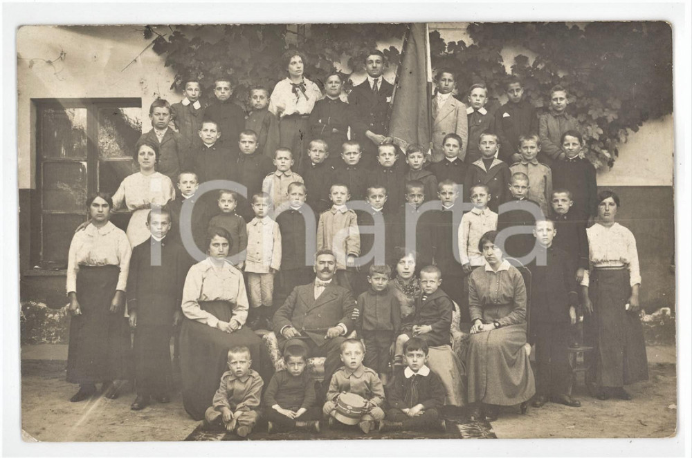 1917 PINEROLO (TO) Gruppo di bambini in un collegio - Foto COSTUME 14x9 cm  Fotografia originale d'epoca, in formato cartolina postale.Viaggiata. FAIR/discreto difetto di stampa Formato: 14x9 cm originale e autentica 1