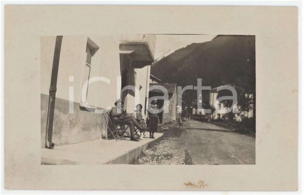 1920 ca ITALIA - COSTUME Foto di famiglia nella via del paese - Foto ANONIMA Fotografia d'epoca in formato cartolina postale, non viaggiata. FAIR/discreto Lievi smussature agli angoli, bruniture al recto Formato: 9x14 cm originale e autentica 1