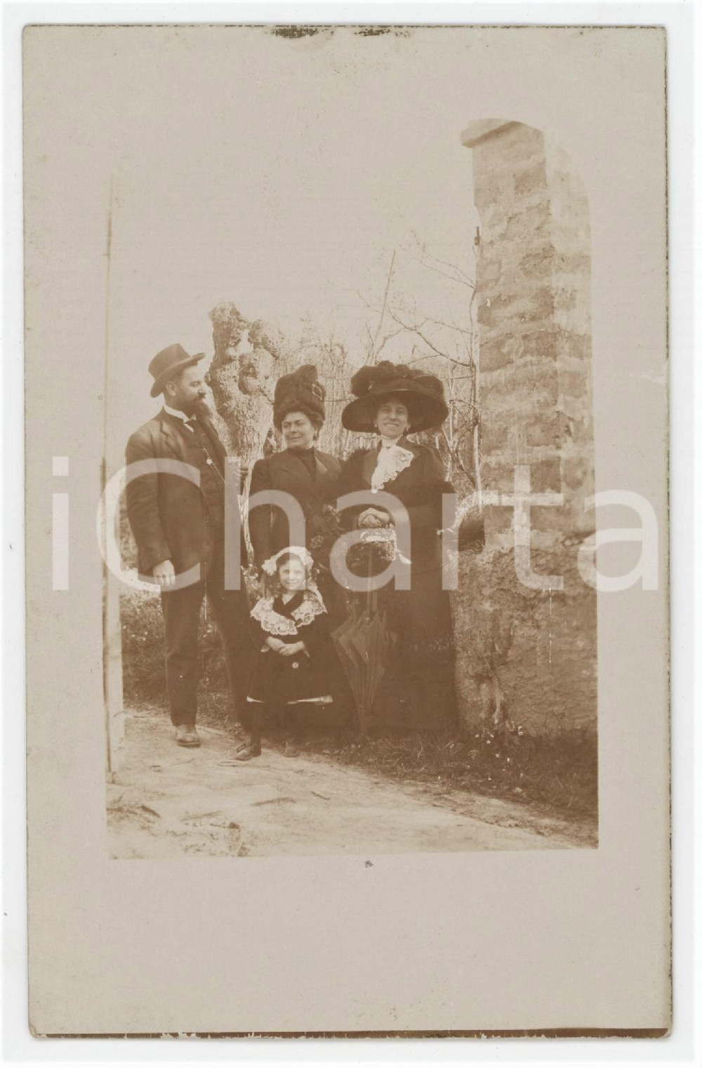 1920 ca ITALIA - COSTUME Foto di famiglia in campagna con gelso - Foto ANONIMA
