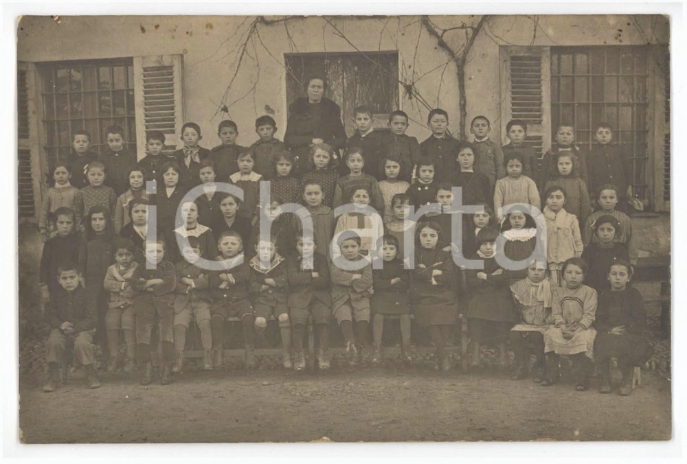 1925 ca COSTUME ITALIA Ritratto di classe con maestra - Foto anonima 14x9 cm