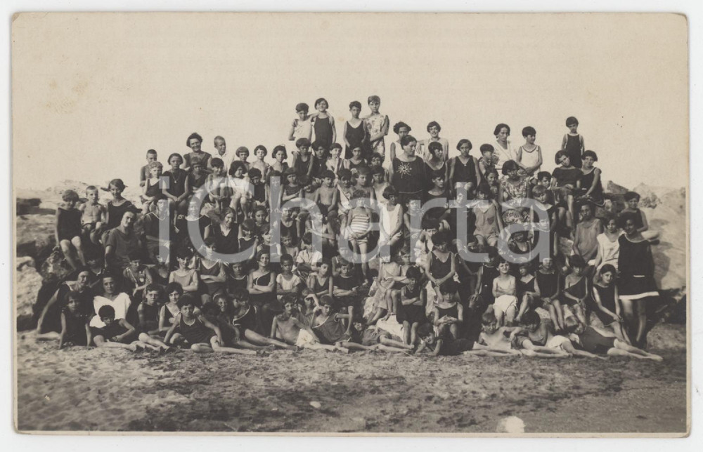 1920 ca ITALIA - COLONIA MARINA Gruppo di villeggianti - Foto ANONIMA 14x9 cm Fotografia d'epoca in formato cartolina postale, non viaggiata. FAIR/discreto LIevi smussature agli angoli Formato: 14x9 cm originale e autentica 1