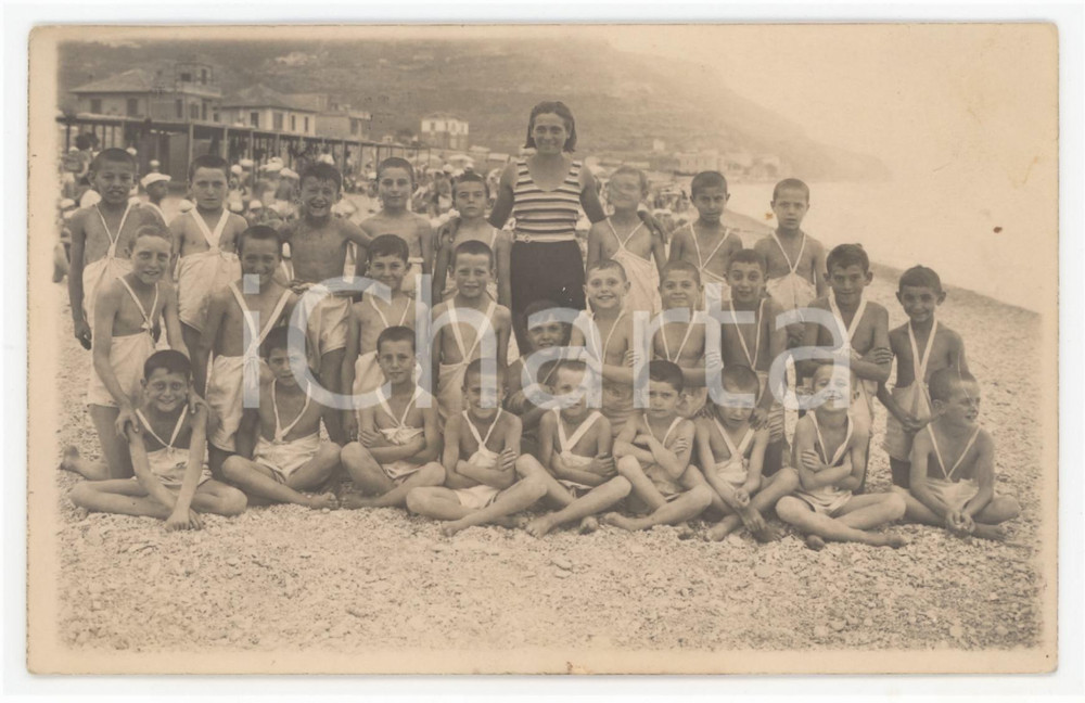 1930 ca LIGURIA (?) - COLONIA MARINA Bambini con la maestra - Foto ANONIMA 14x9