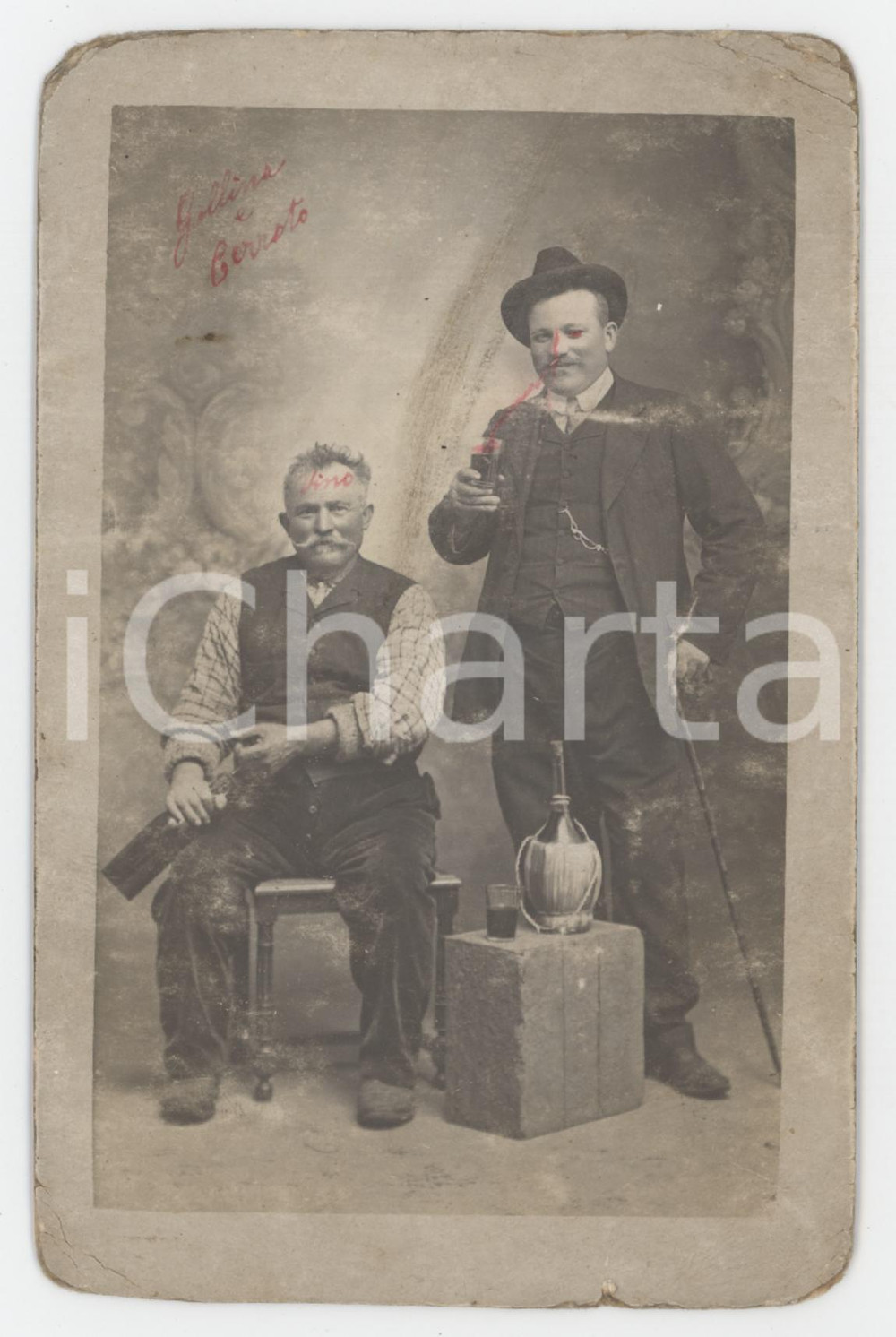 1915 ca COSTUME ITALIA Due amici con fiasco di vino *Foto cartolina Fotografia d'epoca, in formato cartolina postale. VERY POOR/gravemente danneggiato piegature marginali, macchie, sbrecciature Formato: 9x14 cm originale e autentica 1