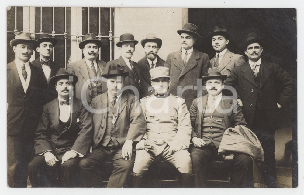 1915 ca COSTUME ITALIA Gruppo di uomini con ufficiale - Ritratto - Foto 14x9 cm  Fotografia originale d'epoca, in formato cartolina postale. FAIR/discreto fioriture al verso Formato: 14x9 cm originale e autentica 1