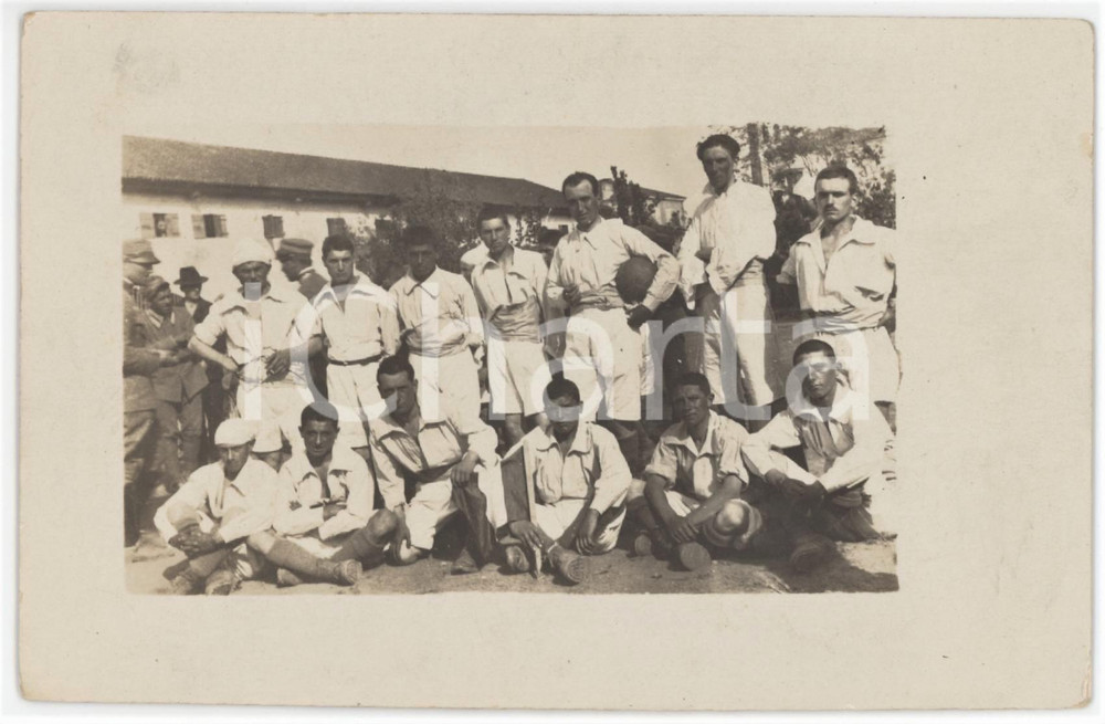 1910 ca FRANCE (?) Squadra di calcio in divisa bianca- Foto anonima 14x9 cm