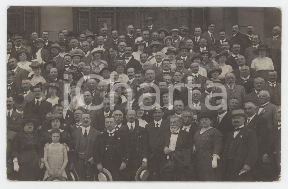 1900 ca COSTUME ITALIA Ritratto  di gruppo - Folla - Foto anonima 14x9 cm  Fotografia originale d'epoca, in formato cartolina postale. GOOD/buono margini riflati Formato: 14x9 cm originale e autentica 1