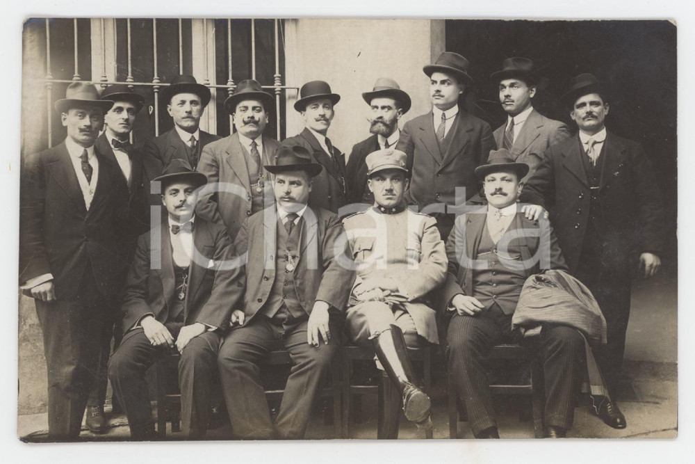 1915 ca COSTUME ITALIA Gruppo di uomini con ufficiale - Ritratto - Foto 13x8 cm