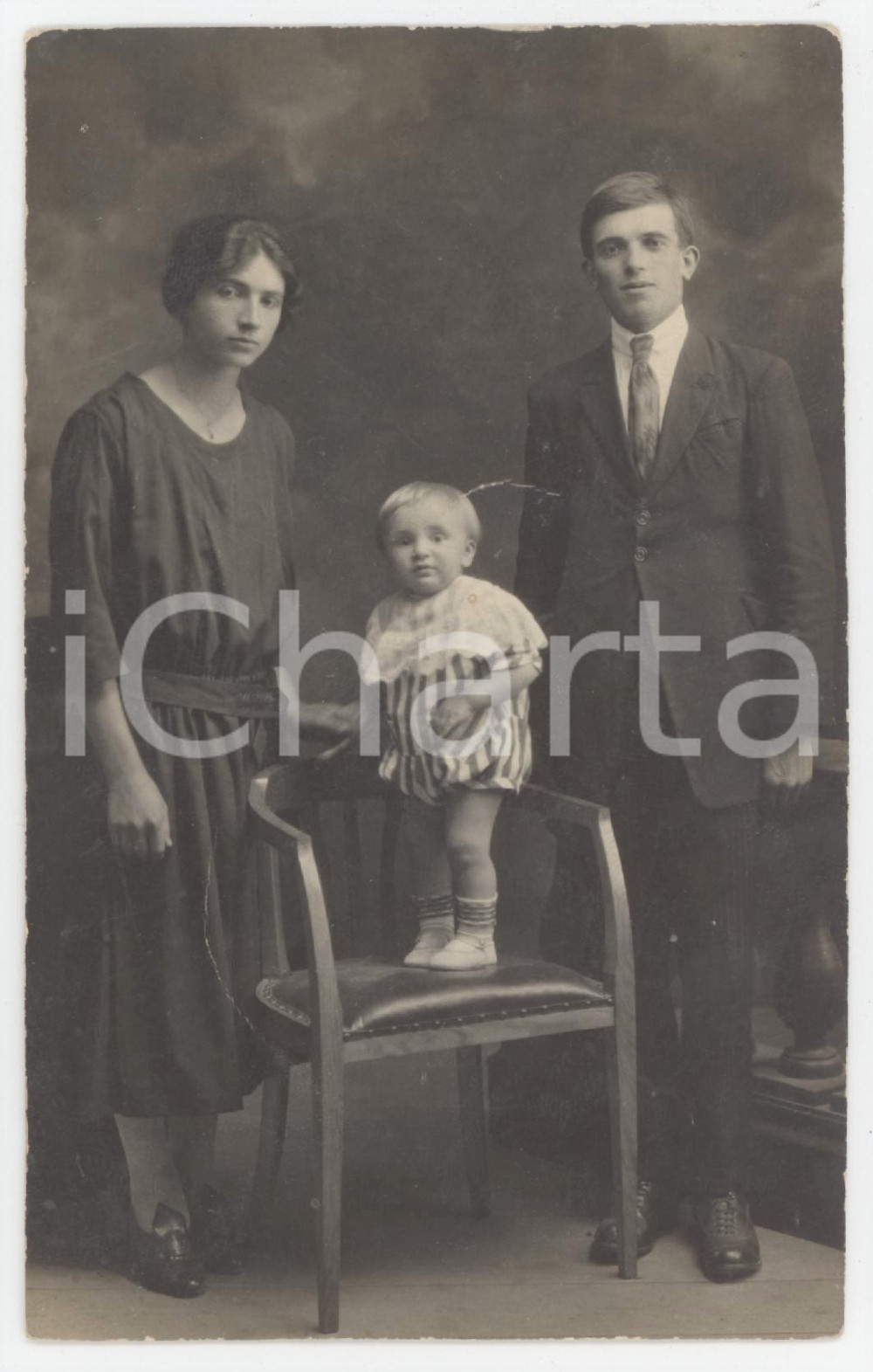 1925 ITALIA - COSTUME Genitori con bambino - Ritratto - Foto ANONIMA 9x14 cm Fotografia d'epoca in formato cartolina, non viaggiata. FAIR/discreto Lievi smussature agli angoli Formato: 9x14 cm originale e autentica 1