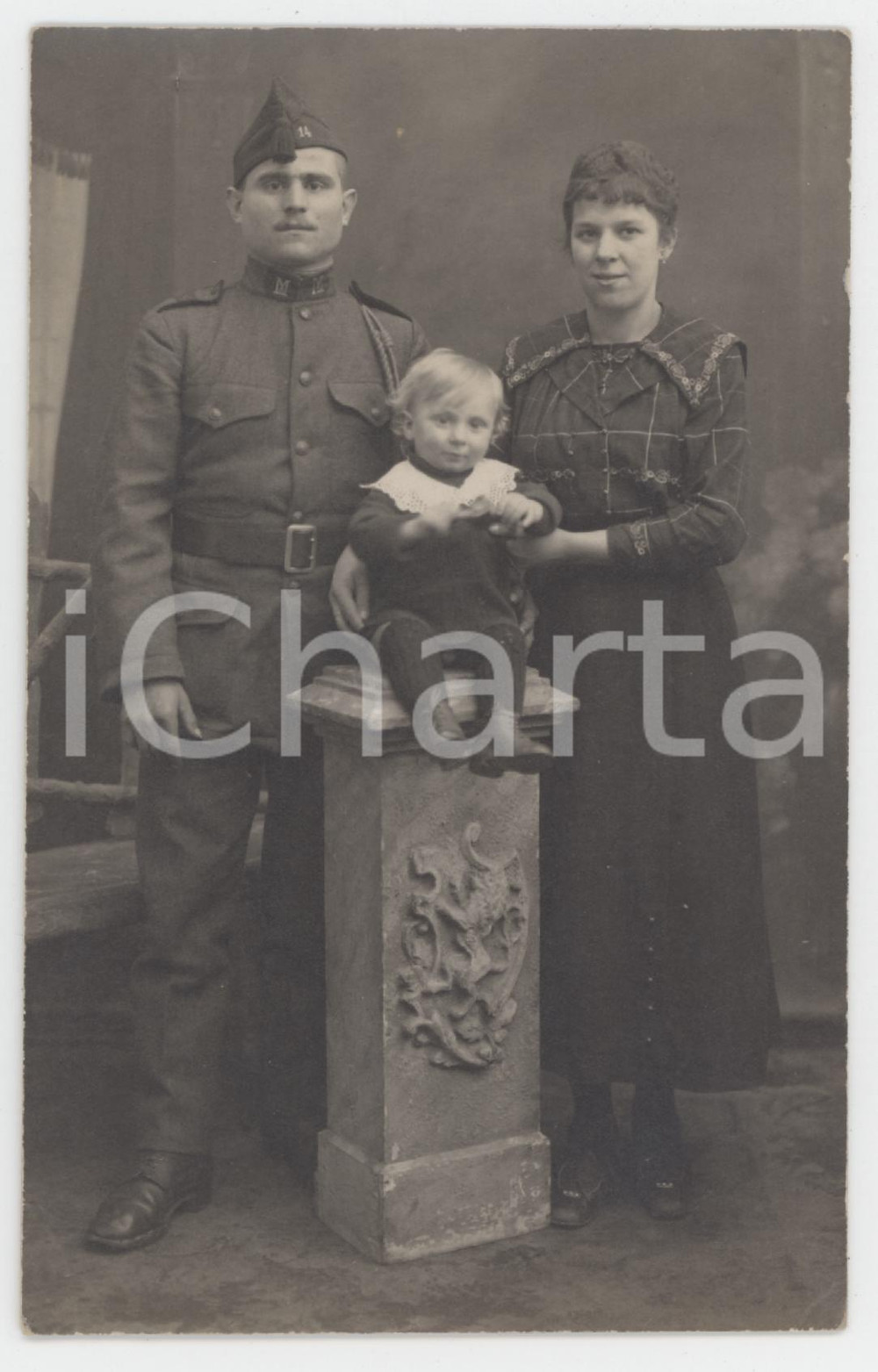 1915 ca FRANCE (?) Ufficiale con moglie e figlio - Foto anonima 9x14 cm  Fotografia originale d'epoca, in formato cartolina postale. FAIR/discreto piegature angolari Formato: 9x14 cm originale e autentica 1