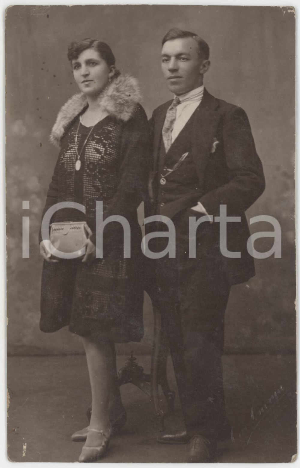 1920 ca TORINO Ritratto di due coniugi - Foto Cav. CAVAJÃ€ 9x14 cm  Fotografia originale d'epoca, in formato cartolina postale. POOR/danneggiato fioriture e piccole abrasioni Formato: 9x14 cm originale e autentica 1