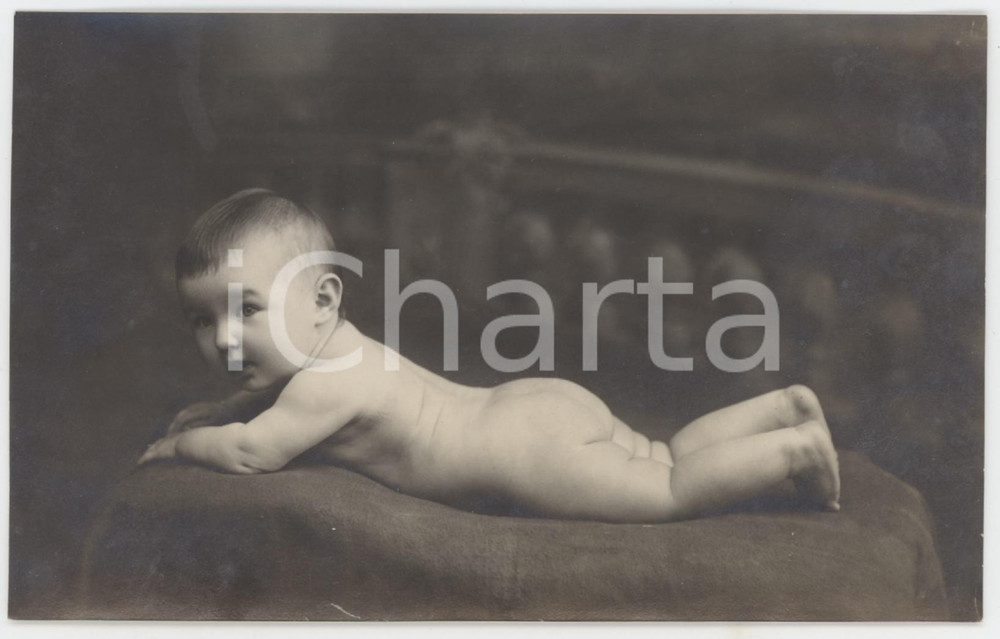1920 ca SAVIGLIANO Bambino sdraiato su cuscino - Foto F. TESTA 14x9 cm