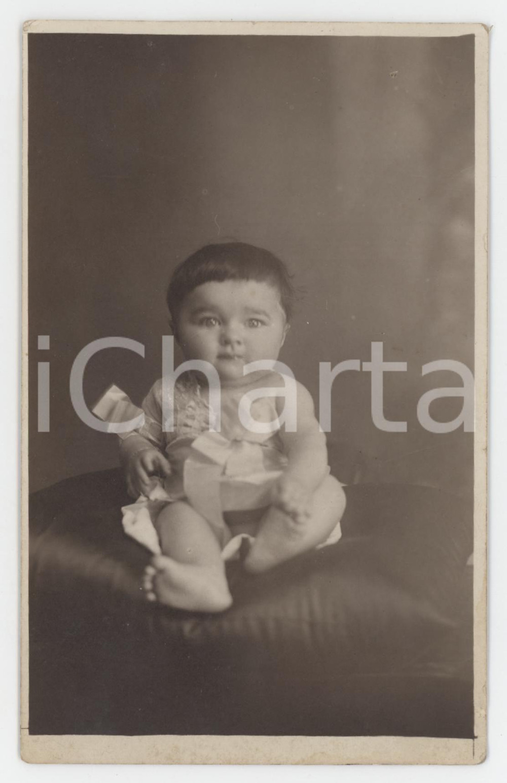 1915 ca VENARIA REALE (TO) Bambina sul cuscino - Ritratto - Foto Camilla TABBIA