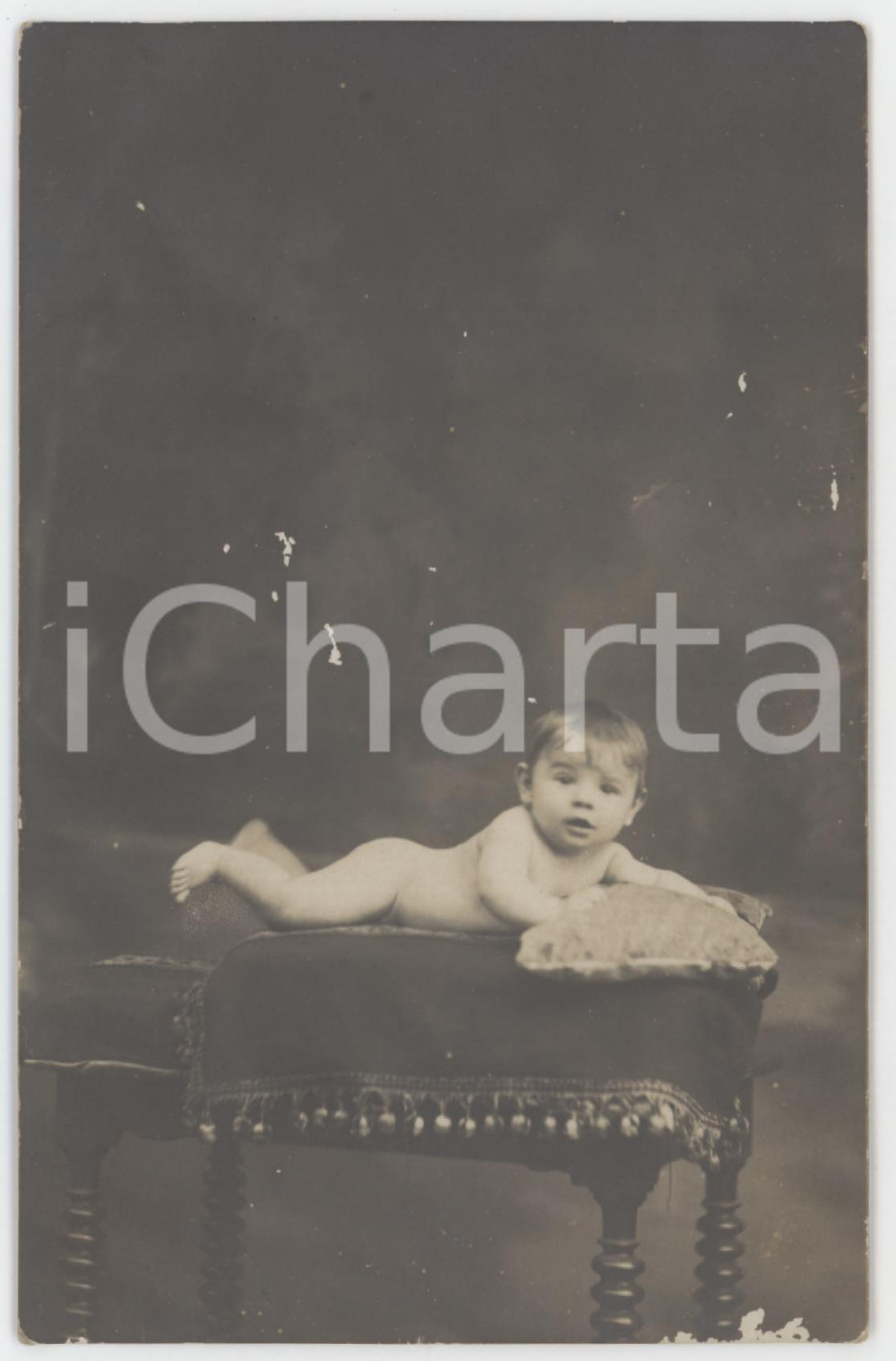 1920 ca COSTUME ITALIA Bambino sdraiato su poltroncina - Foto anonima 9x14 cm  Fotografia originale d'epoca, in formato cartolina postale. POOR/danneggiato piccole abrasioni centrali e marginali; piccole fioriture al verso Formato: 9x14 cm originale e autentica 1