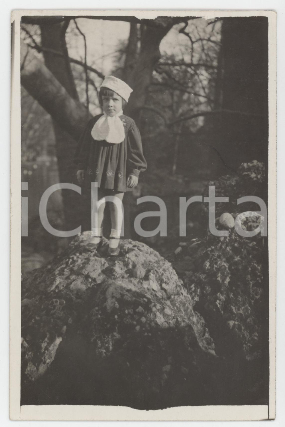 1945 ca ITALIA Bambina sulle rocce in un bosco - Ritratto - Foto anonima 9x14 cm
