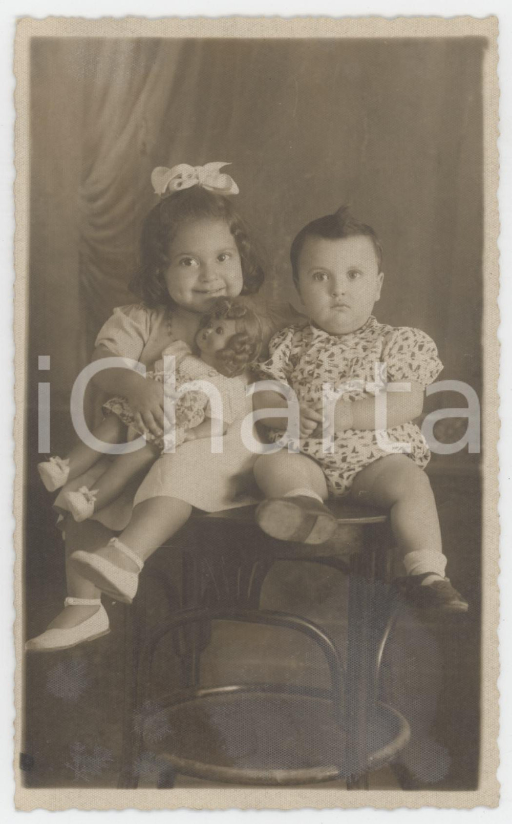 1948 ITALIA Bambini Antonietta e Vincenzo PAESANO con bambola - Foto 9x14 cm  Fotografia originale d'epoca, in formato cartolina postale. POOR/danneggiato tracce di ruggine al verso Formato: 9x14 cm originale e autentica 1