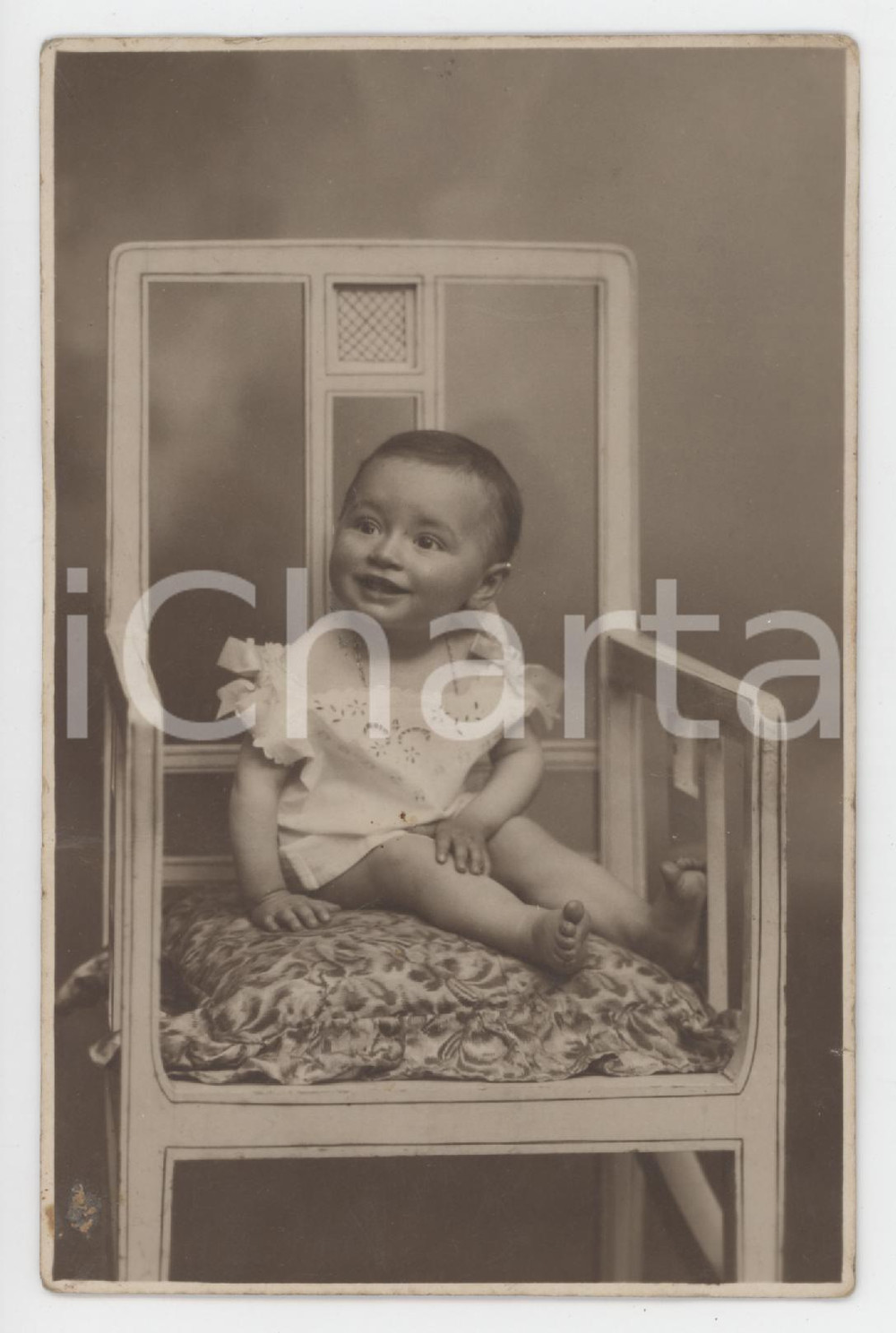 1920 ca BUSTO ARSIZIO Ritratto di bambino in poltrona *Foto R. RUMI 9x14 cm Fotografia d'epoca, in formato cartolina postale. FAIR/discreto piccoli residui; lievi piegature e macchie al verso Formato: 9x14 cm originale e autentica 1