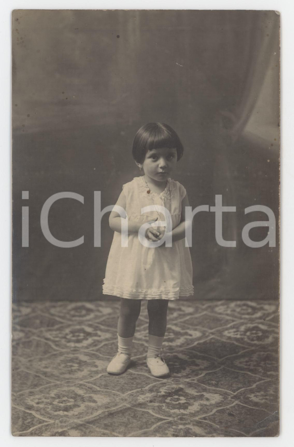 1925 ca ITALIA Ritratto di bambina in abito bianco *Foto cartolina 9x14 cm