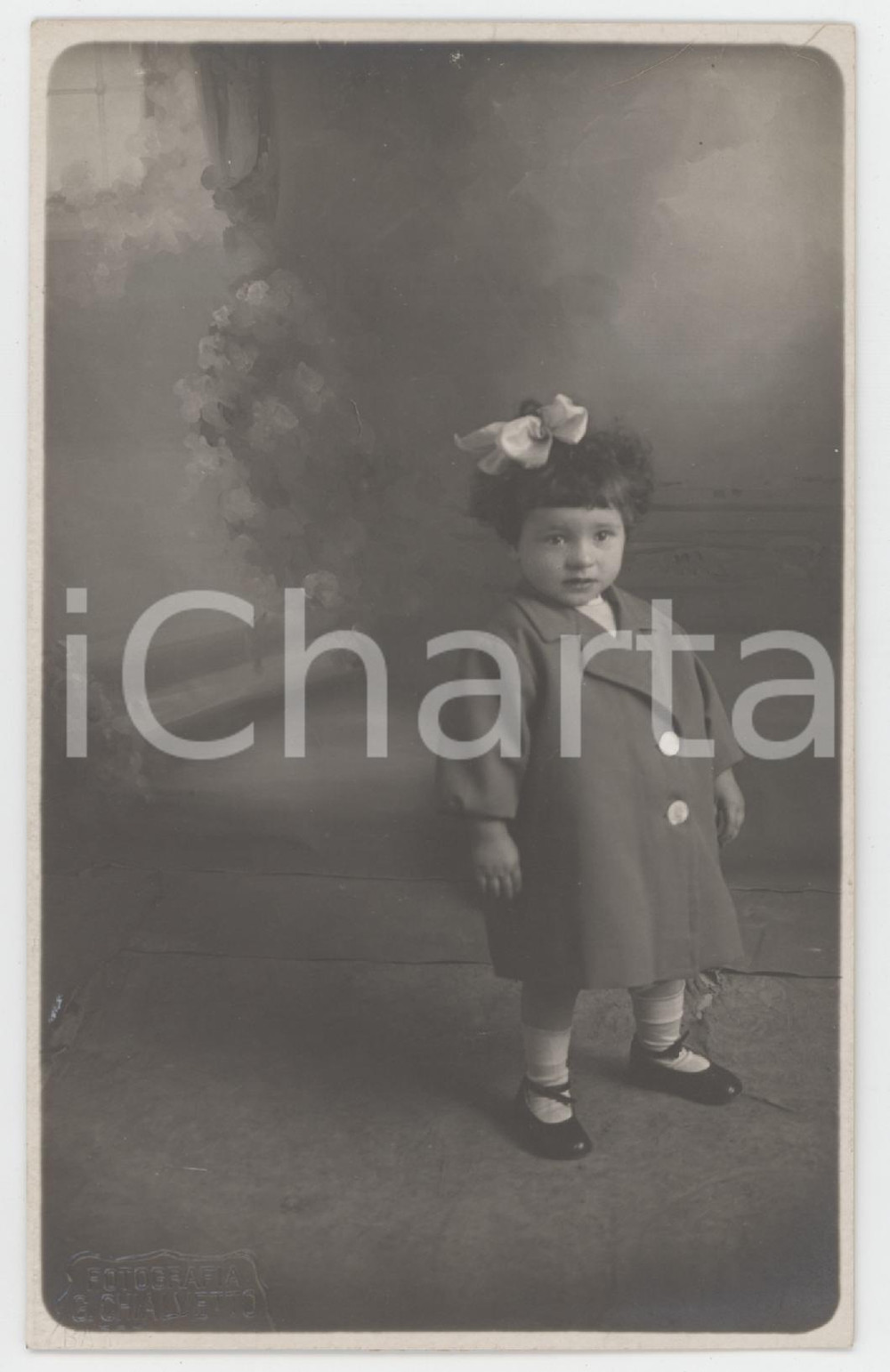 1924 BARGE (CN) Bambina di 20 mesi con cappotto  - Ritratto *Foto G. CHIALVETTO  Fotografia originale d'epoca, in formato cartolina postale.Timbro a secco del fotografo. GOOD/buono  Formato: 9x14 cm originale e autentica 1