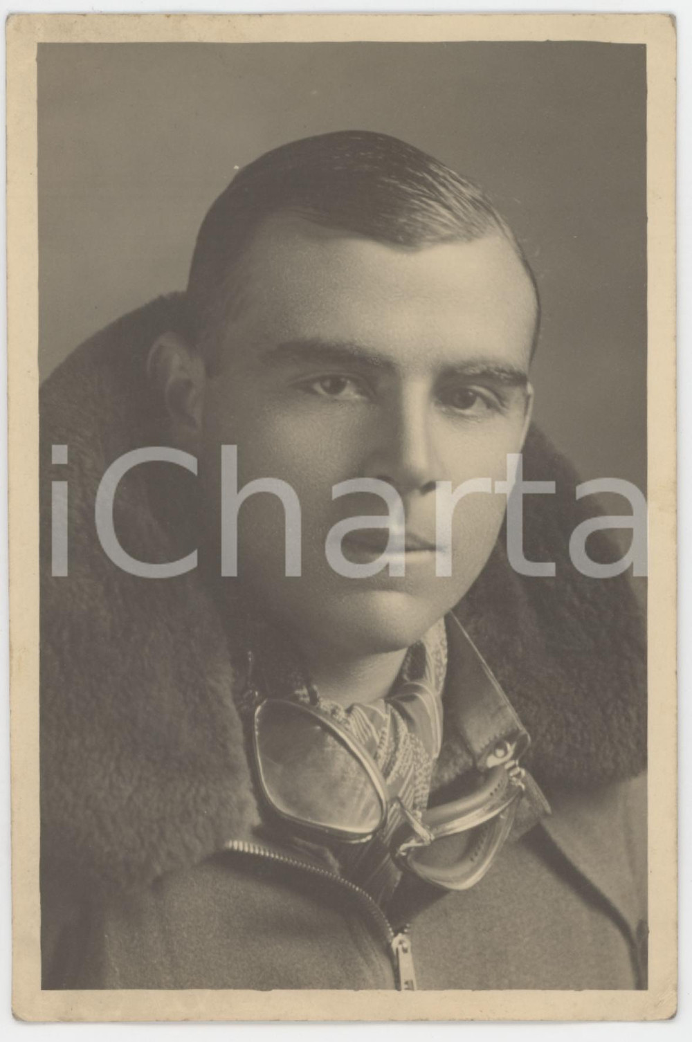 1930 ca ITALIA Ritratto di giovane aviatore *Foto cartolina 9x14 cm Fotografia d'epoca, in formato cartolina postale. FAIR/discreto piccole piegature angolari Formato: 9x14 cm originale e autentica 1