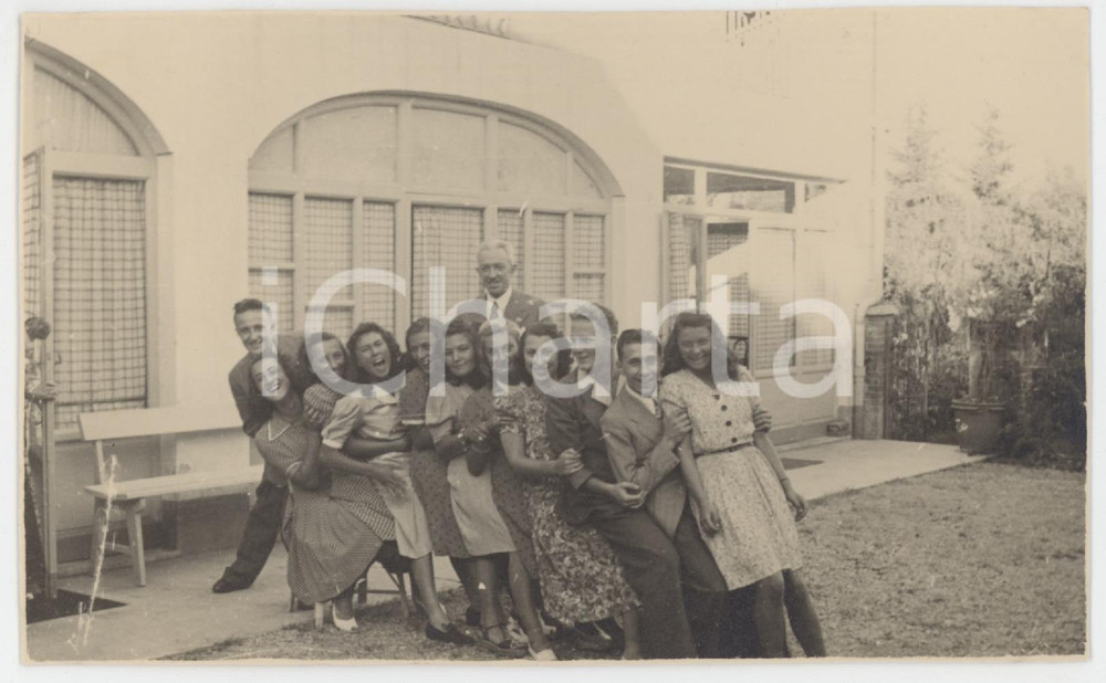 1941 CUORGNE' (TO) Famiglia in fila indiana - Foto anonima CURIOSA 13x8 cm  Fotografia originale d'epoca, in formato cartolina postale. GOOD/buono  Formato: 13x8 cm originale e autentica 1