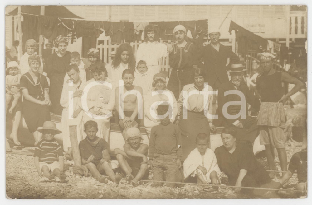 1915 ca LIGURIA (?) Bagnanti in uno stabilimento - Foto anonima 14x9 cm  Fotografia originale d'epoca, in formato cartolina postale. GOOD/buono  Formato: 14x9 cm originale e autentica 1