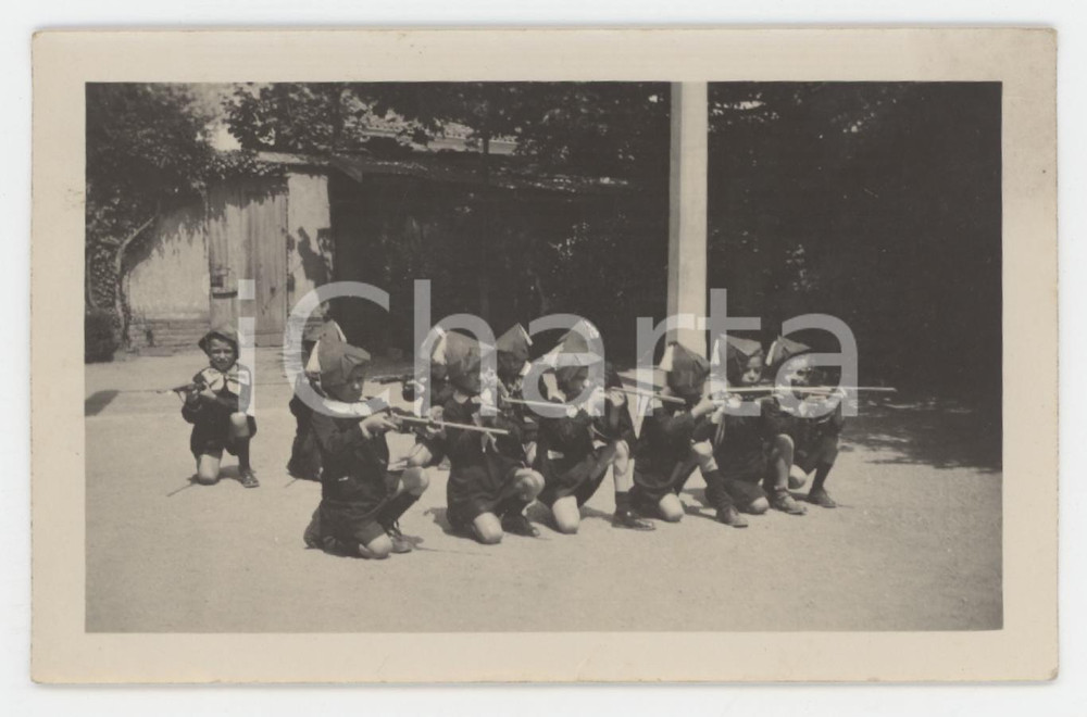 1930 ca COSTUME ITALIA Bambini in posa con il moschetto - Foto 11x7 cm  Fotografia originale d'epoca. GOOD/buono  Formato: 11x7 cm originale e autentica 1