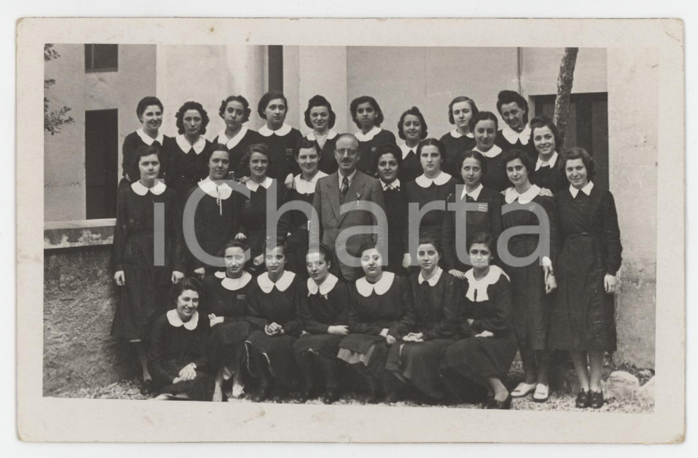 1930 ca GENOVA Classe femminile e professore - Foto BRUZZONE 14x9 cm  Fotografia originale d'epoca, in formato cartolina postale.Firme delle alunne al verso. GOOD/buono  Formato: 14x9 cm originale e autentica 1