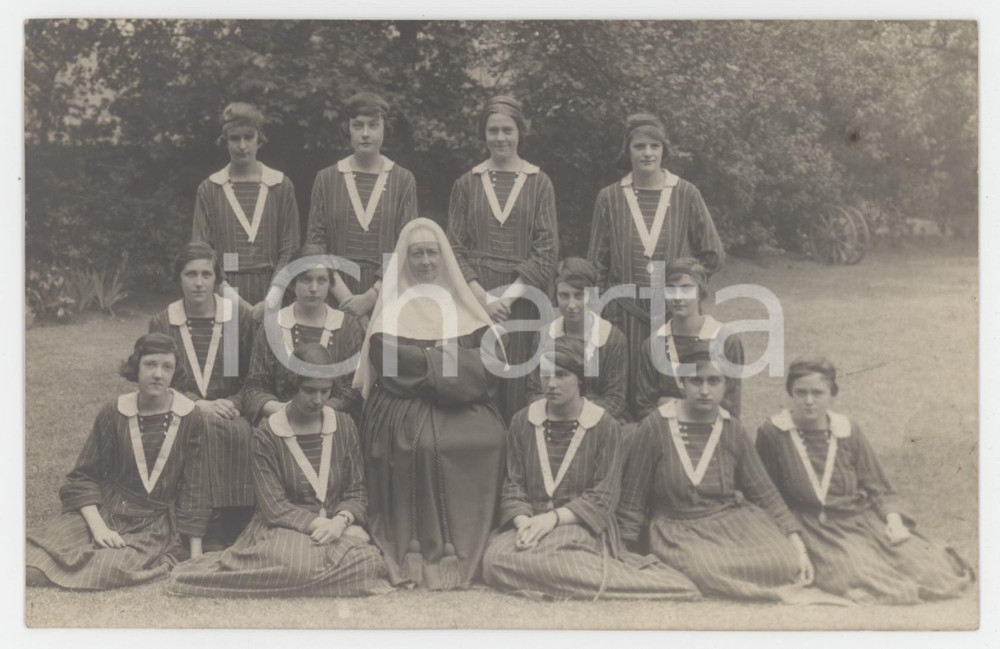 1920 ca COSTUME Ragazze di un istituto con suora - Foto anonima 14x9 cm  Fotografia originale d'epoca, in formato cartolina postale. GOOD/buono minima macchia Formato: 14x9 cm originale e autentica 1