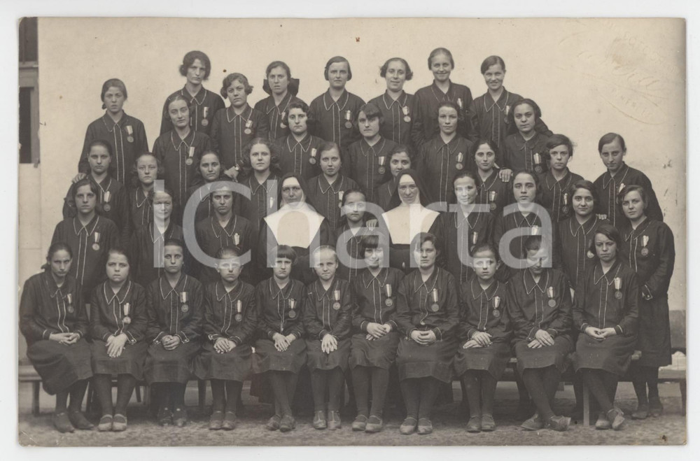 1920 ca PINEROLO (TO) Alunne premiate con le suore insegnanti - Foto TAVERA  Fotografia originale d'epoca, in formato cartolina postale. POOR/danneggiato ondulature; vasto residuo cartaceo al verso; abrasioni Formato: 14x9 cm originale e autentica 1