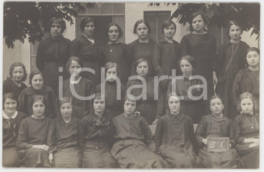 1920 ca MILANO Ritratto di una classe terza femminile - Foto 14x9 cm  Fotografia originale d'epoca, in formato cartolina postale. GOOD/buono  Formato: 14x9 cm originale e autentica 1