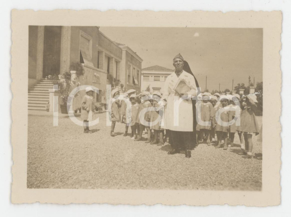 1930 ca ITALIA Asilo infantile - Bambini in cortile con insegnante *Foto 9x7 cm