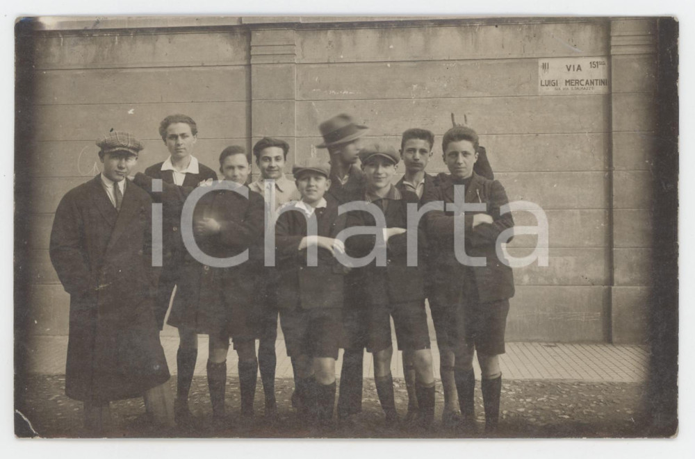 1920 ca TORINO (?) Gruppo di ragazzi in via MERCANTINI - Foto anonima 14x9 cm  Fotografia originale d'epoca, in formato cartolina postale. FAIR/discreto lievi piegature Formato: 14x9 cm originale e autentica 1