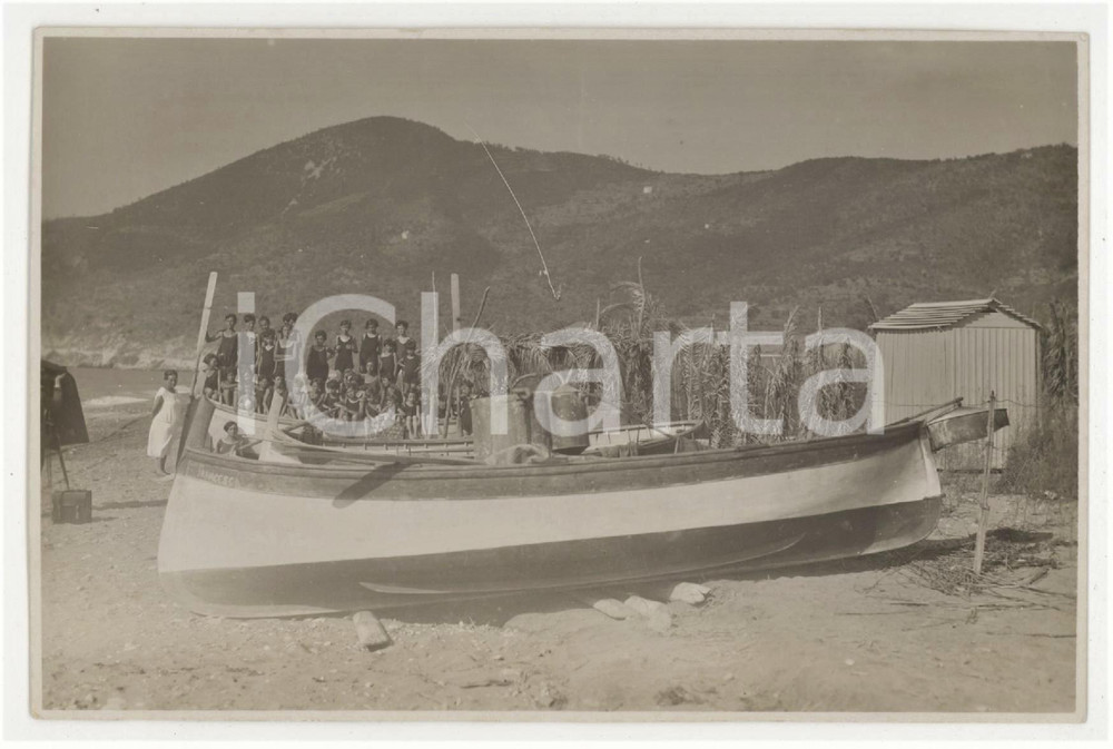 1928 COSTUME ITALIA Bambini in colonia al mare tra le barche - Foto 14x9 cm Fotografia d'epoca, in formato cartolina postale. FAIR/discreto difetti di stampa Formato: 14x9 cm originale e autentica 1