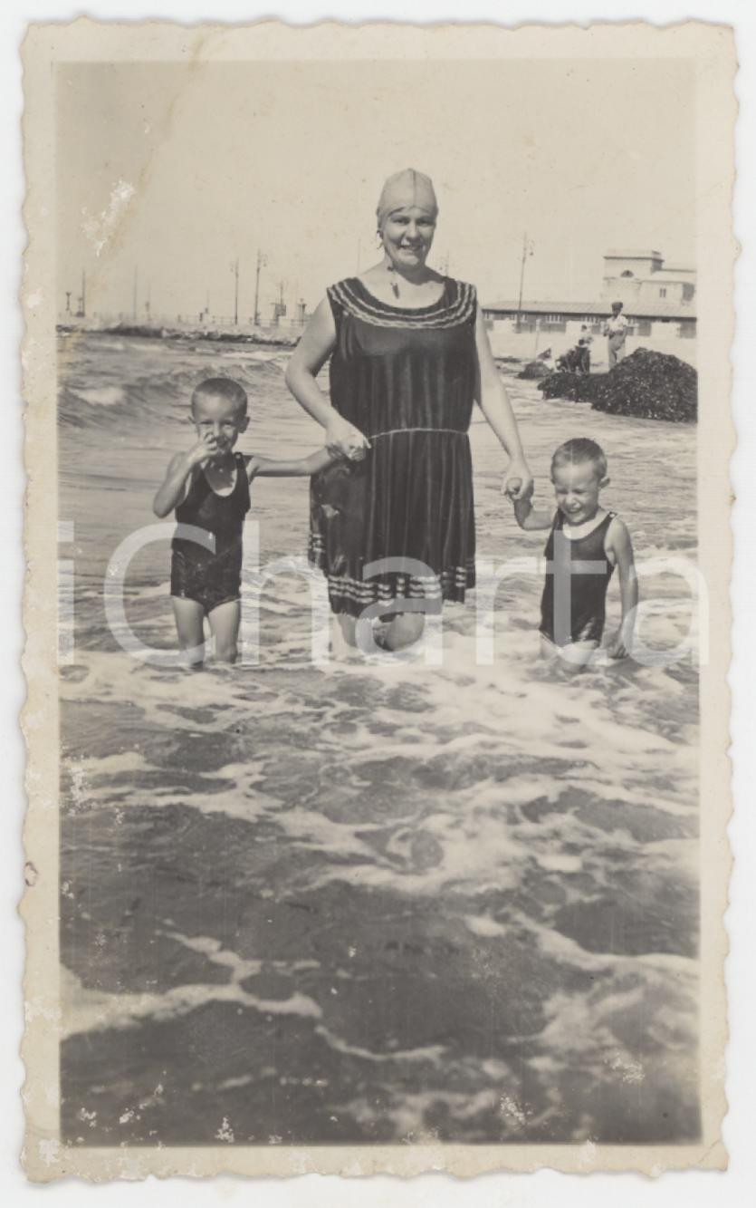1930 ca COSTUME ITALIA Donna in bagno al mare con i figli - Foto 7x11 cm Fotografia originale d'epoca. POOR/danneggiato danni da umiditÃ  all'angolo superiore sinistro Formato: 7x11 cm originale e autentica 1