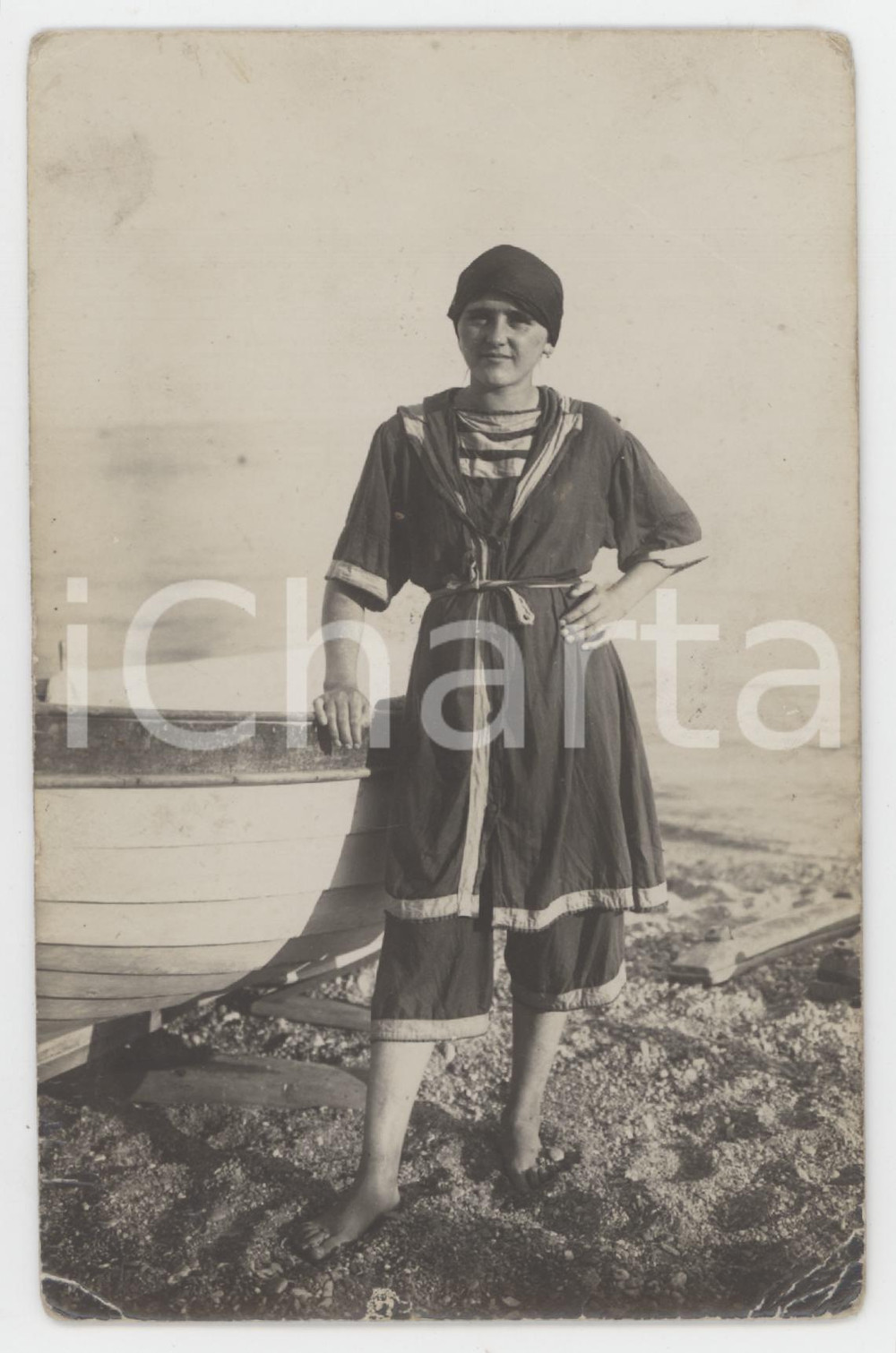 1920 ca MODA MARE Letizia RIBETTO in costume da bagno - Foto 9x14 cm  Fotografia originale d'epoca, in formato cartolina postale.Didascalia al verso. POOR/danneggiato piegature angolari e marginali Formato: 9x14 cm originale e autentica 1