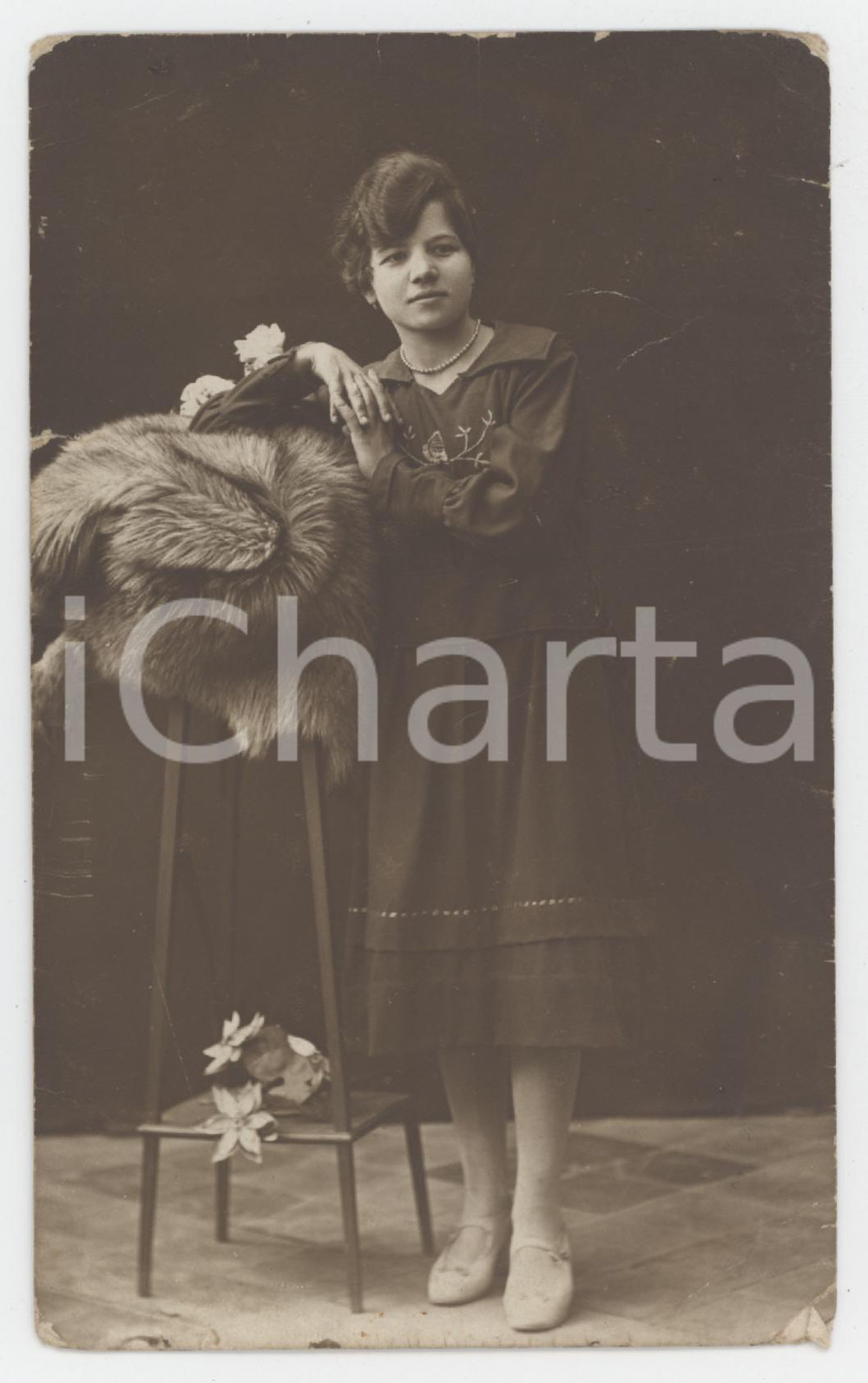 1920 ca MODA ITALIA Laura PASCAL in posa su pelliccia - Foto 9x14 cm  Fotografia originale d'epoca, in formato cartolina postale.Didascalia al verso. POOR/danneggiato piegature Formato: 9x14 cm originale e autentica 1