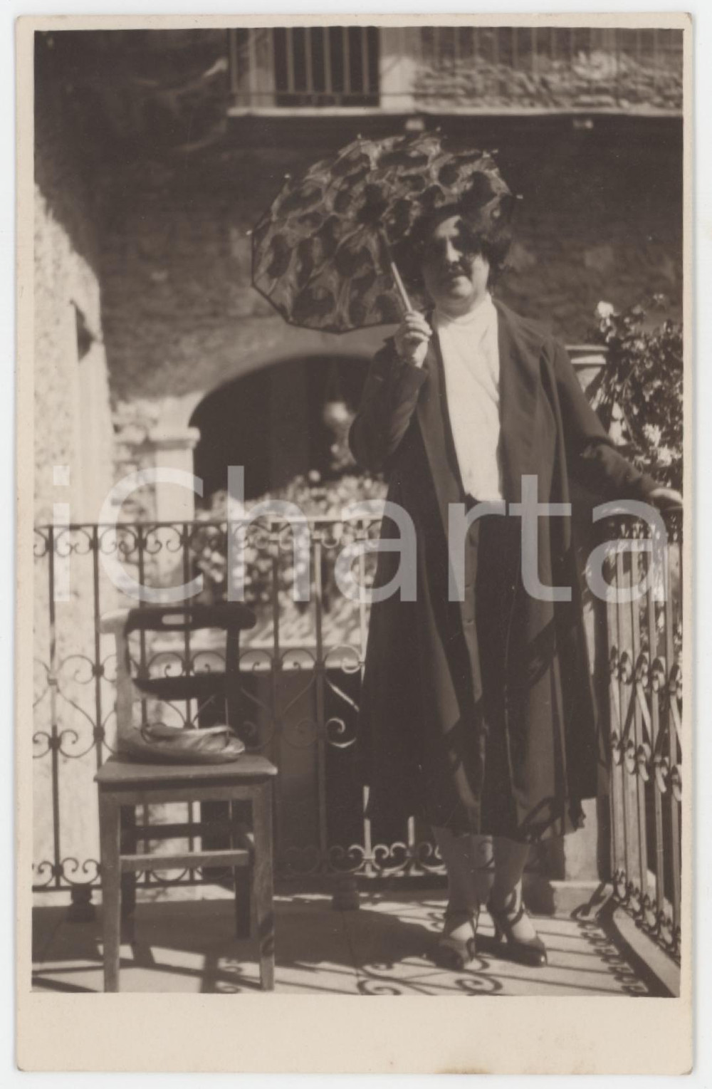 1925 ca ITALIA Donna in balcone con ombrellino - Foto anonima 9x14 cm  Fotografia originale d'epoca, in formato cartolina postale. GOOD/buono  Formato: 9x14 cm originale e autentica 1