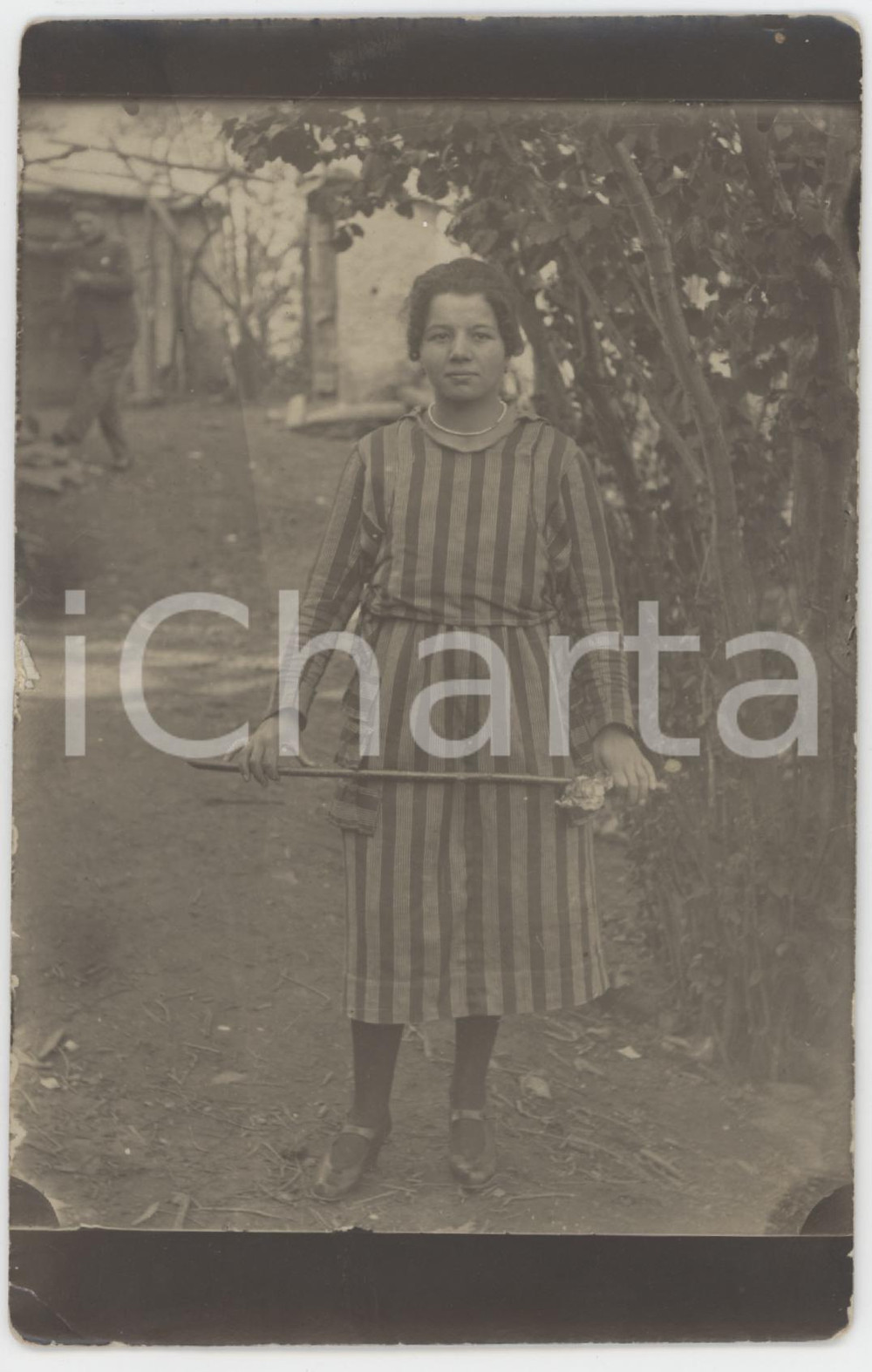 1920 ca MODA ITALIA Laura PASCAL in abito a righe in giardino - Foto 9x14 cm  Fotografia originale d'epoca, in formato cartolina postale.Didascalia al verso. FAIR/discreto piegatura angolare e lievi abrasioni Formato: 9x14 cm originale e autentica 1