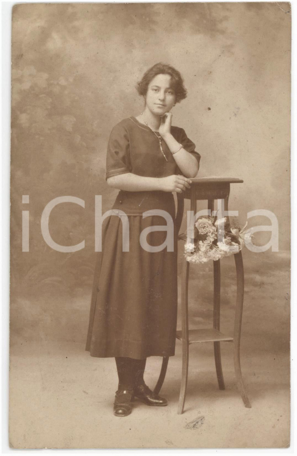 1923 NICE (FRANCE) Giovane donna italiana - Foto M. GERMOND 9x14 cm  Fotografia originale d'epoca, in formato cartolina postale.Dedica manoscritta al verso di "Costanza". FAIR/discreto piegature angolari Formato: 9x14 cm originale e autentica 1