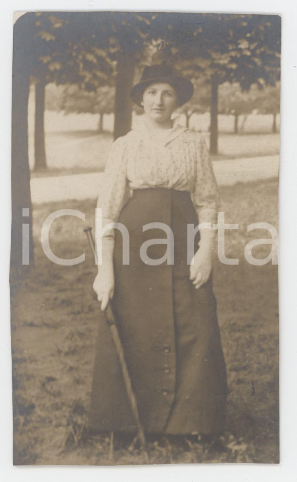 1910 ca COSTUME ITALIA - Ritratto di donna al parco - Foto 6x10 cm
