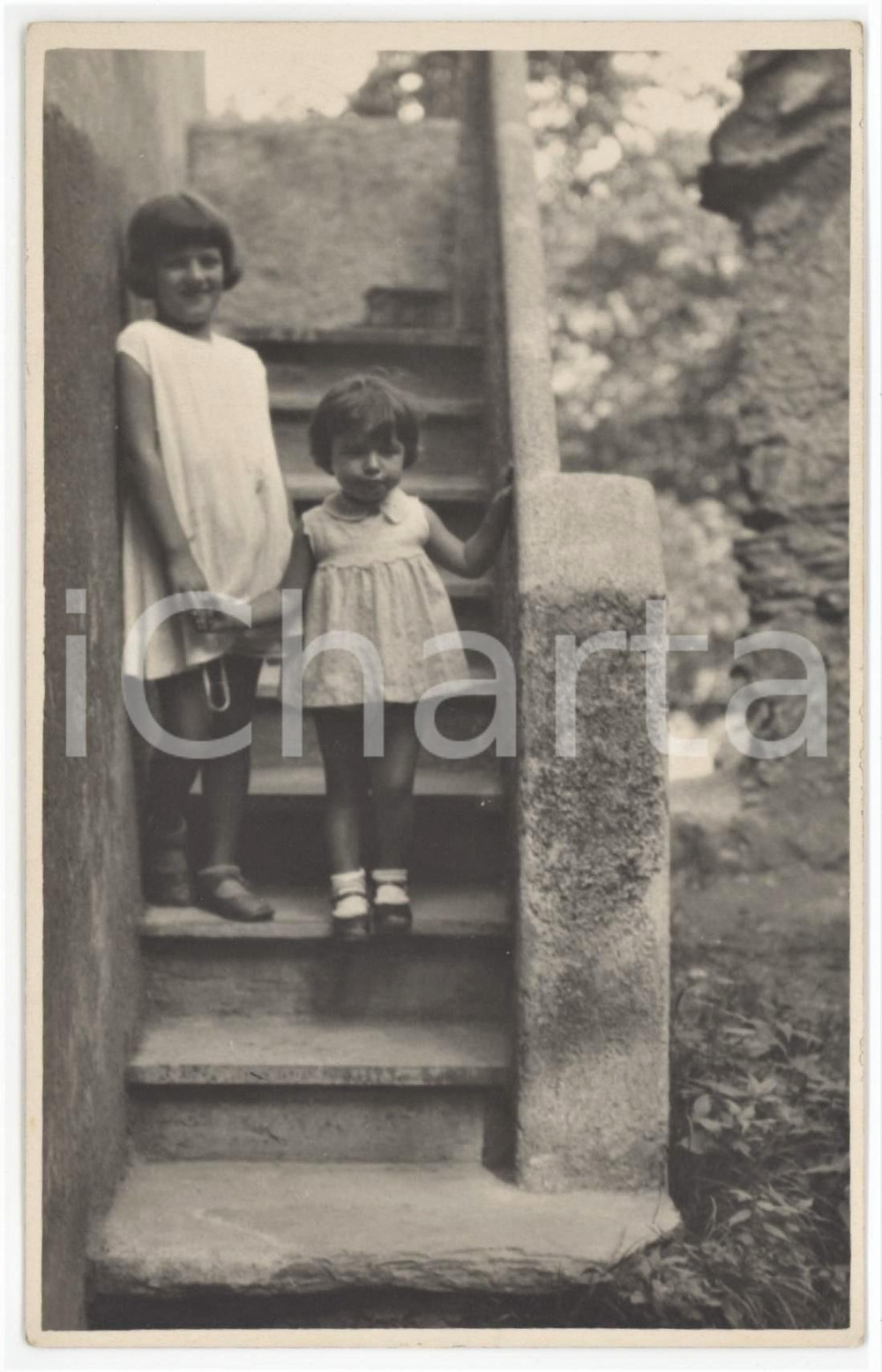 1930 ca ITALIA Ritratto di due sorelle bambine su una scala *Foto anonima